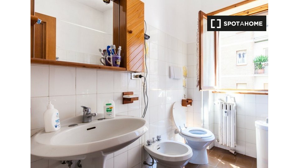 Immagine 6 di Camera condivisa in affitto  in Via Tiberio Imperatore, 00145 Roma RM, Italy a Roma