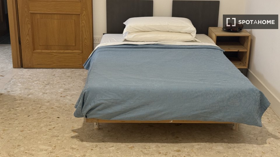 Immagine 2 di Camera condivisa in affitto  in V. Morozzo della Rocca a Roma