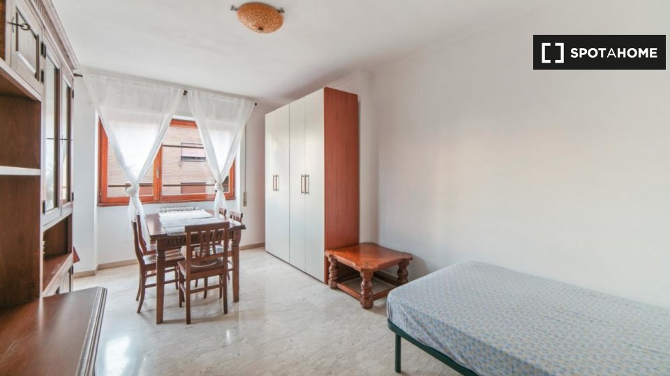 Immagine 1 di Camera condivisa in affitto  in Via Filippo Serafini, 00173 Roma RM, Italy a Roma