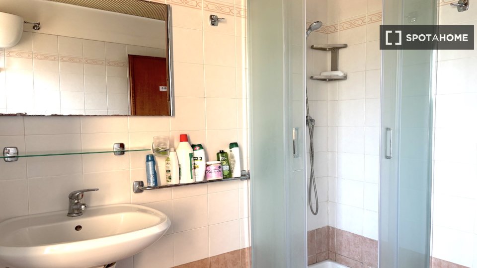 Immagine 6 di Camera condivisa in affitto  in Via Alessandro Brisse a Roma