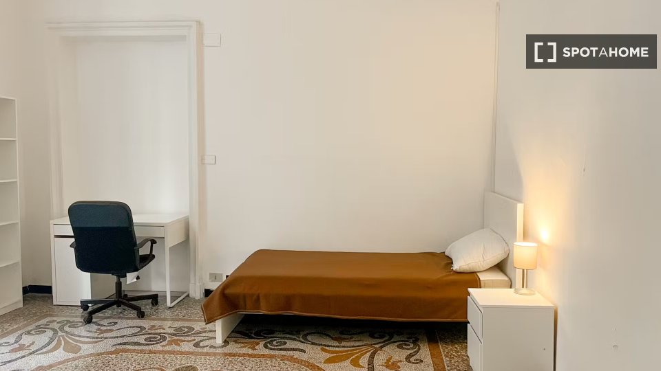 Immagine 10 di Camera condivisa in affitto  in Via Caffaro a Genova