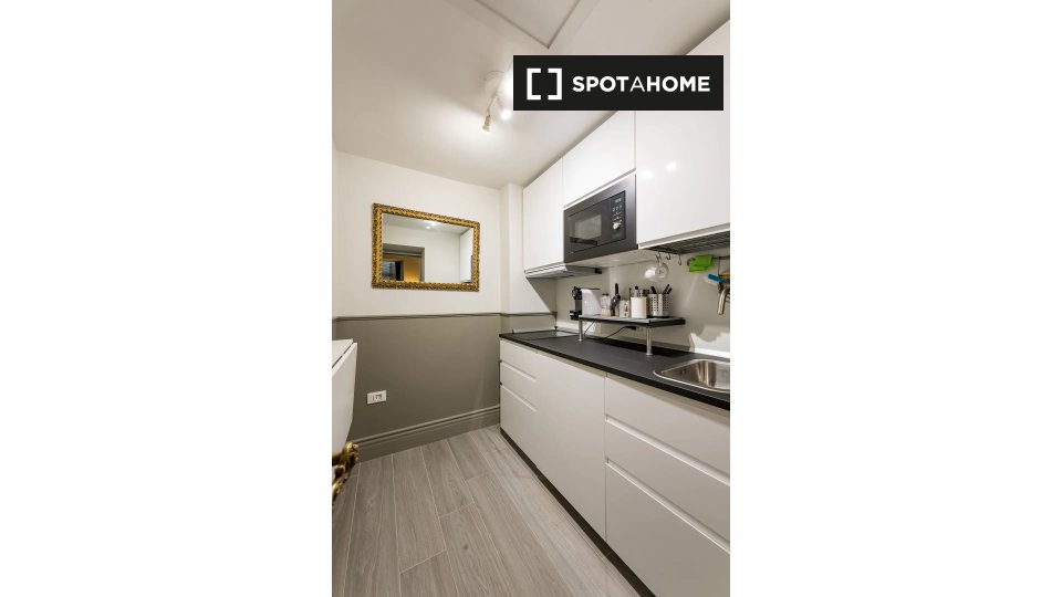 Immagine 6 di Appartamento in affitto  in Via della Frezza a Roma