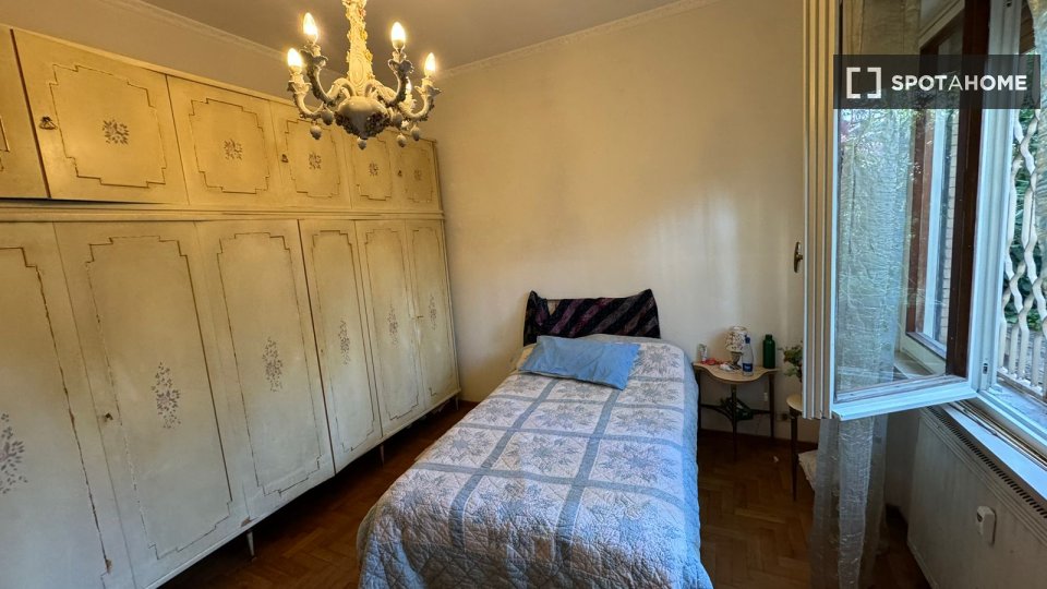 Immagine 2 di Camera condivisa in affitto  in Via Claudio Achillini a Roma