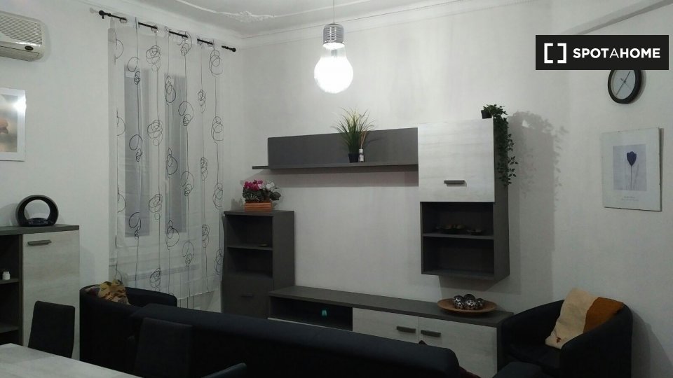 Immagine 11 di Camera condivisa in affitto  in Via Montevideo a Genova