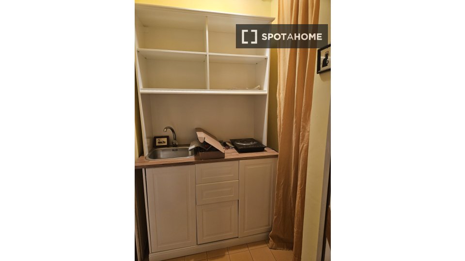 Immagine 8 di Camera condivisa in affitto  in Via Claudio Achillini a Roma