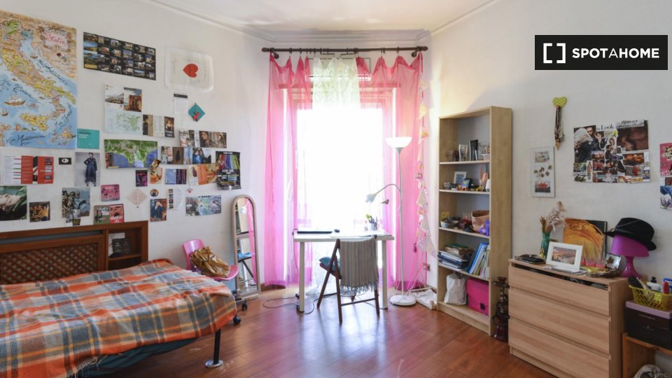 Immagine 1 di Camera condivisa in affitto  in Via Bisentina, 00139 Roma RM, Italy a Roma