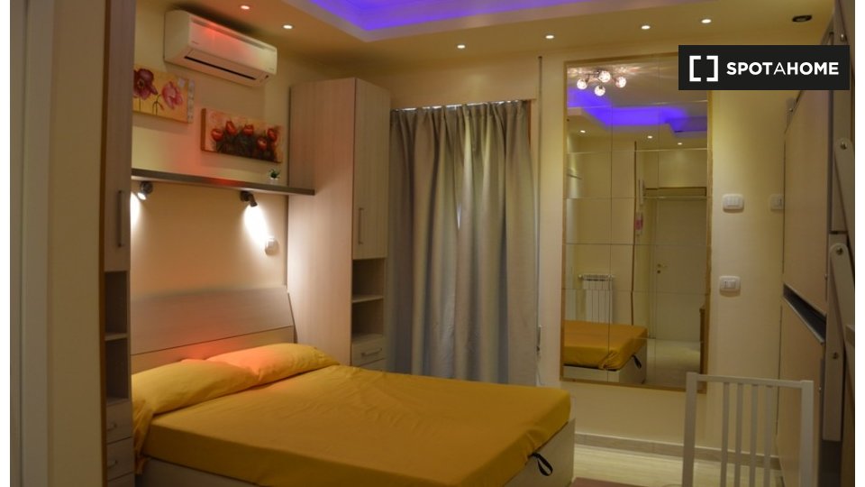 Immagine 2 di Camera condivisa in affitto  in Via Vetulonia a Roma