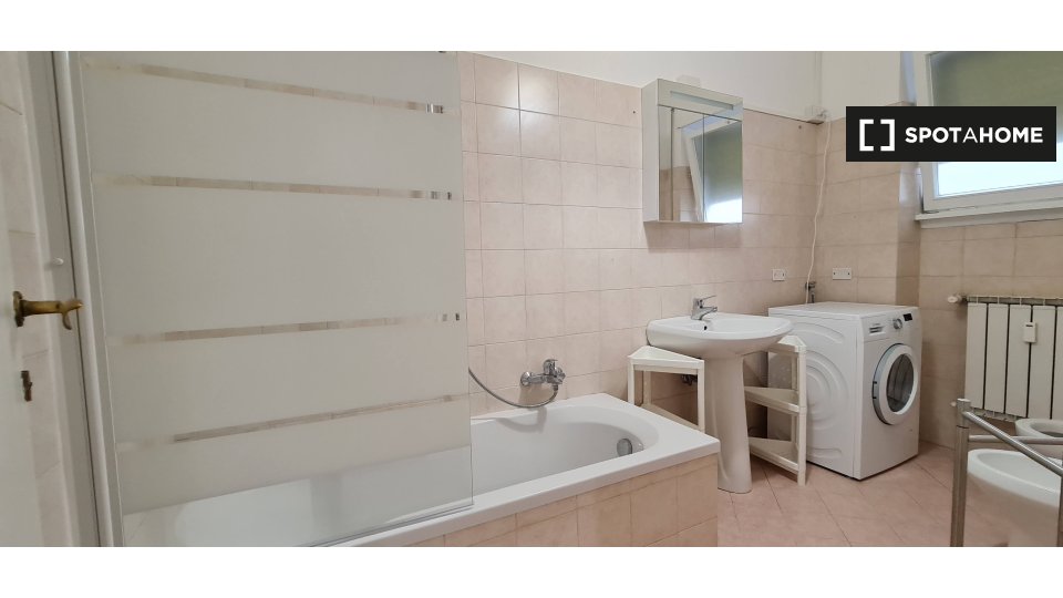 Immagine 16 di Camera condivisa in affitto  in Lungotevere di Pietra Papa a Roma