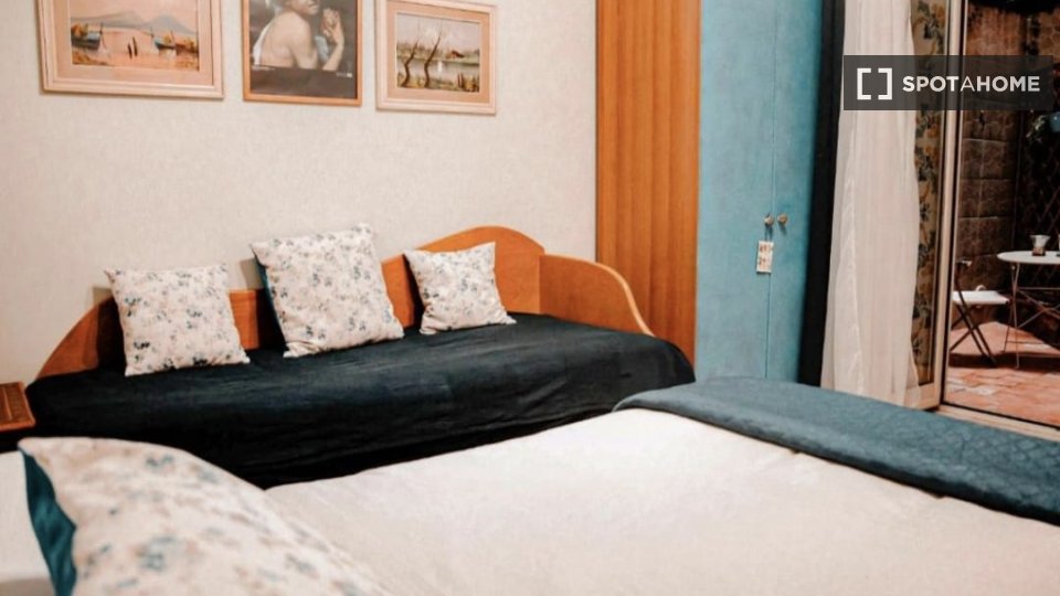 Immagine 10 di Camera condivisa in affitto  in Via Salvator Rosa a Napoli