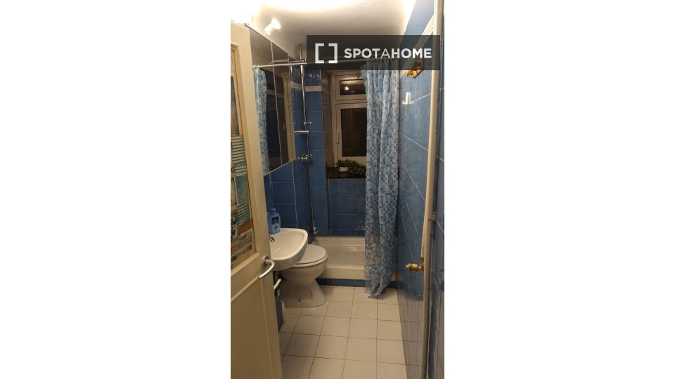 Immagine 6 di Camera condivisa in affitto  in Via Caffaro a Genova