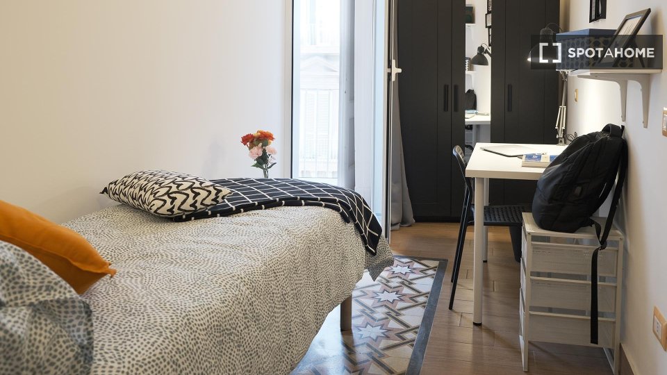 Immagine 4 di Camera condivisa in affitto  in Via Enrico Pessina n. a Napoli