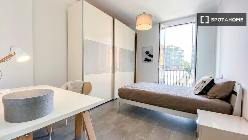 Immagine 11 di Camera condivisa in affitto  in Via Democrito a Milano