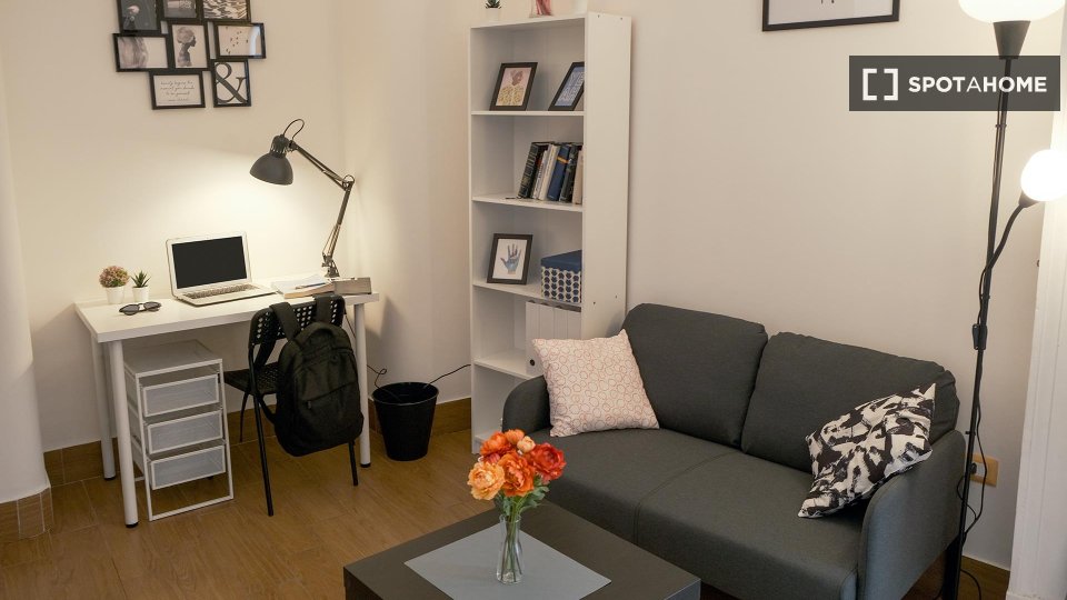 Immagine 17 di Camera condivisa in affitto  in Via Enrico Pessina n. a Napoli