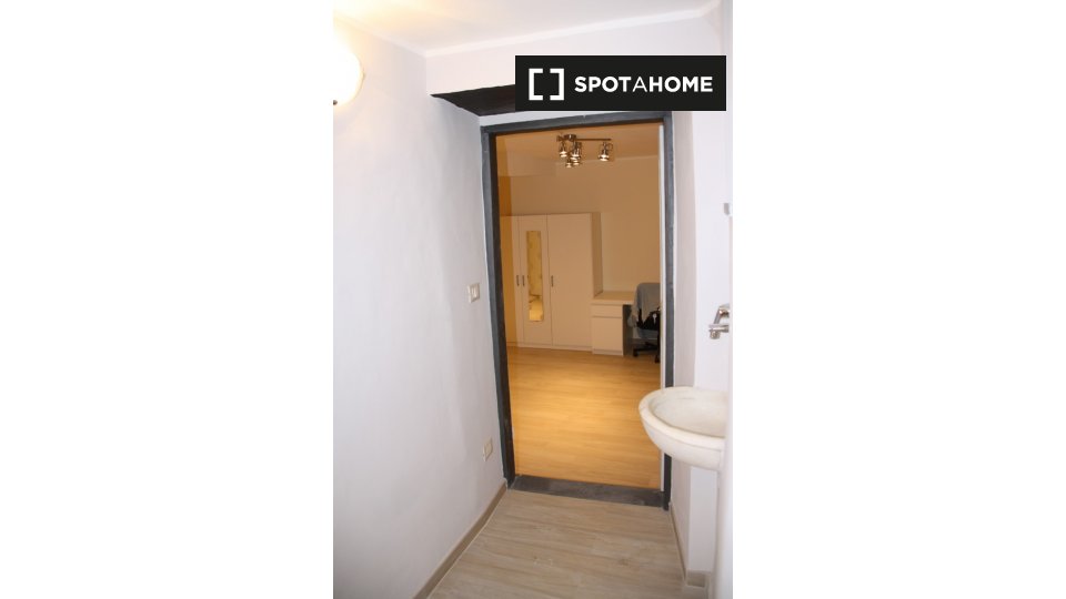 Immagine 5 di Camera condivisa in affitto  in Piazza del Campo a Genova