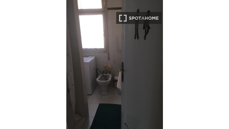 Immagine 16 di Camera condivisa in affitto  in Via Santa Croce a Bologna