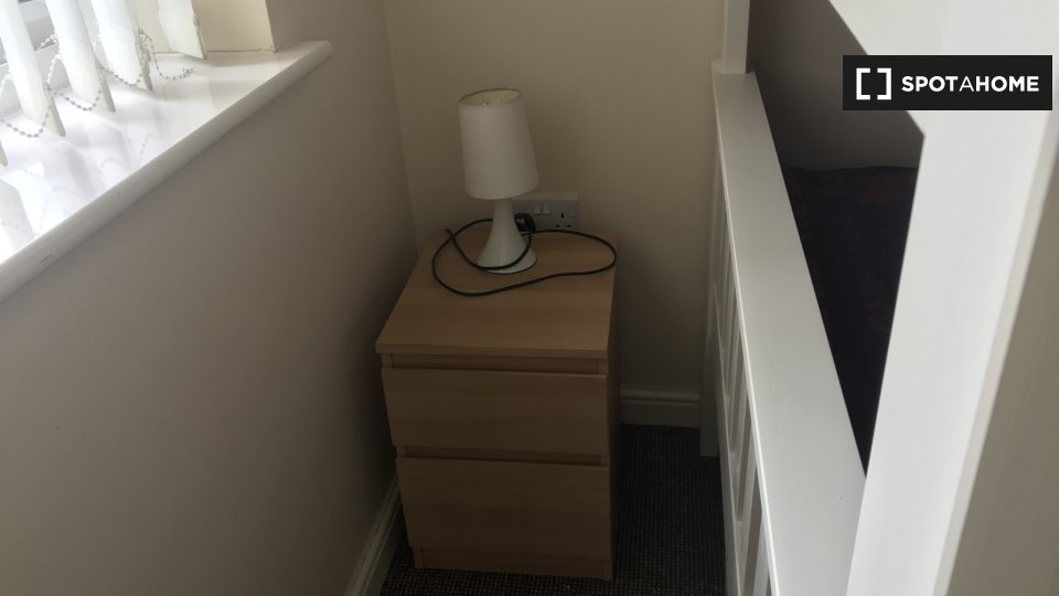 Immagine 2 di Camera condivisa in affitto  in Oakford Cl a 