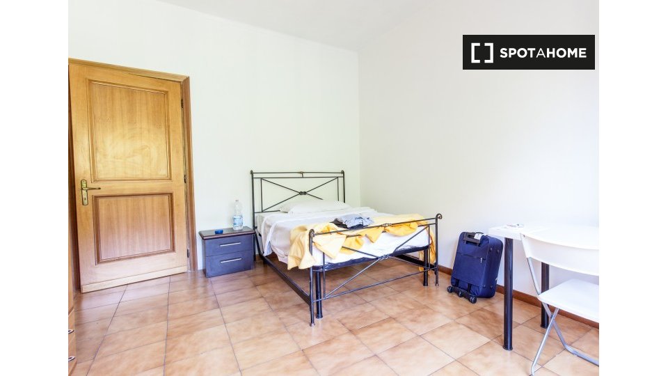 Immagine 1 di Camera condivisa in affitto  in Via Tiberio Imperatore, 00145 Roma RM, Italy a Roma