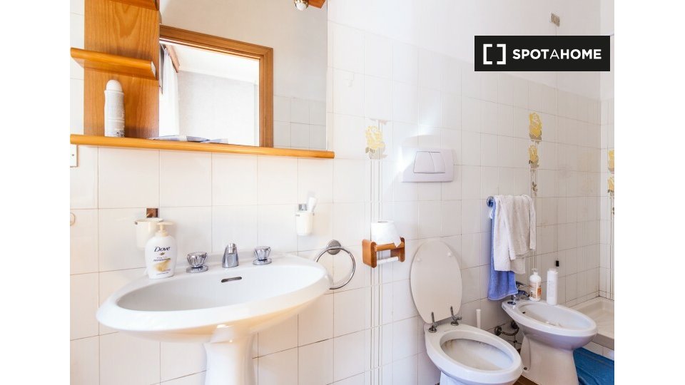 Immagine 7 di Camera condivisa in affitto  in Via Tiberio Imperatore, 00145 Roma RM, Italy a Roma