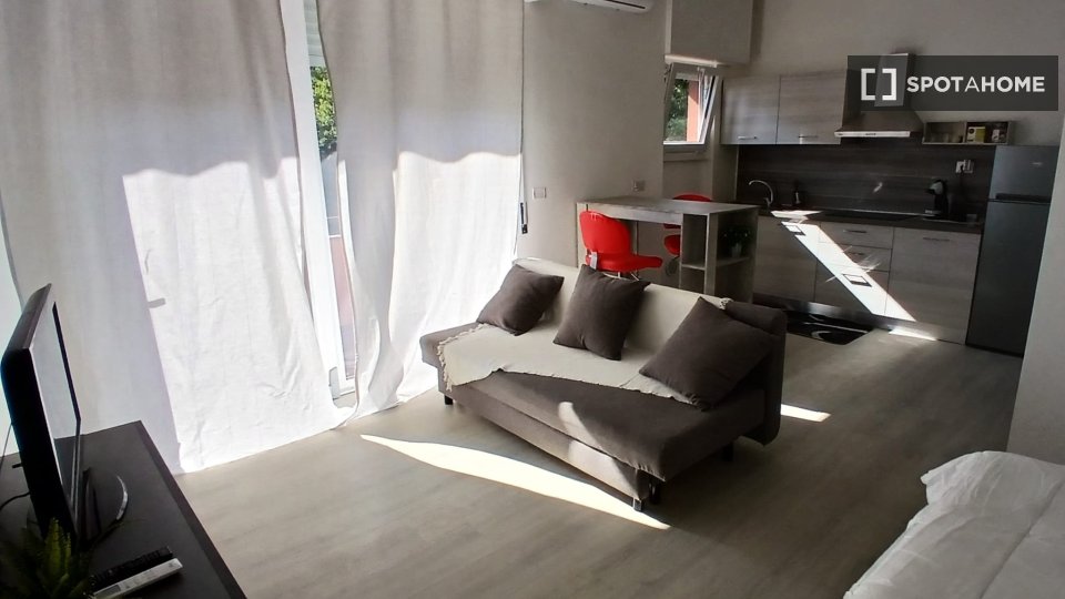 Immagine 1 di Ufficio in affitto  in Via Paul Valery a Milano