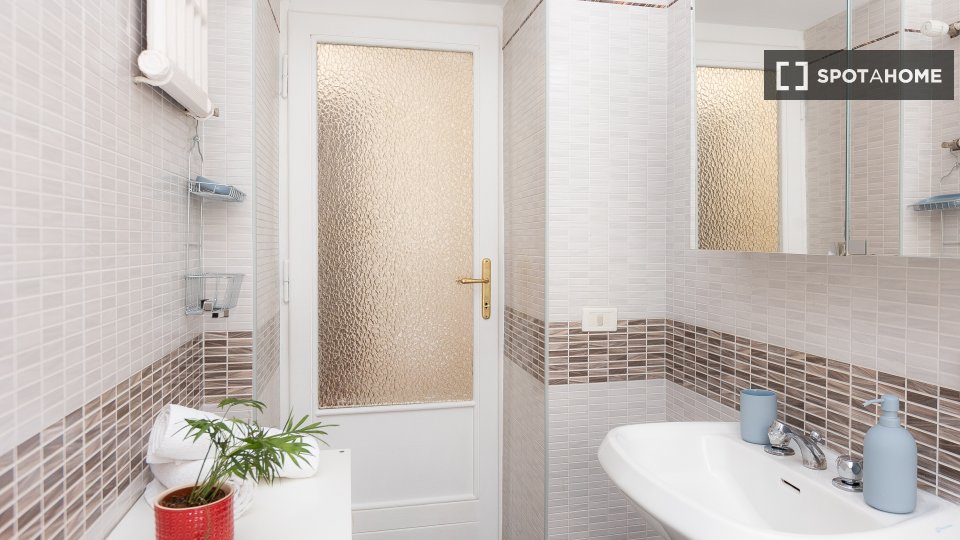 Immagine 19 di Appartamento in affitto  in Via Faleria a Roma