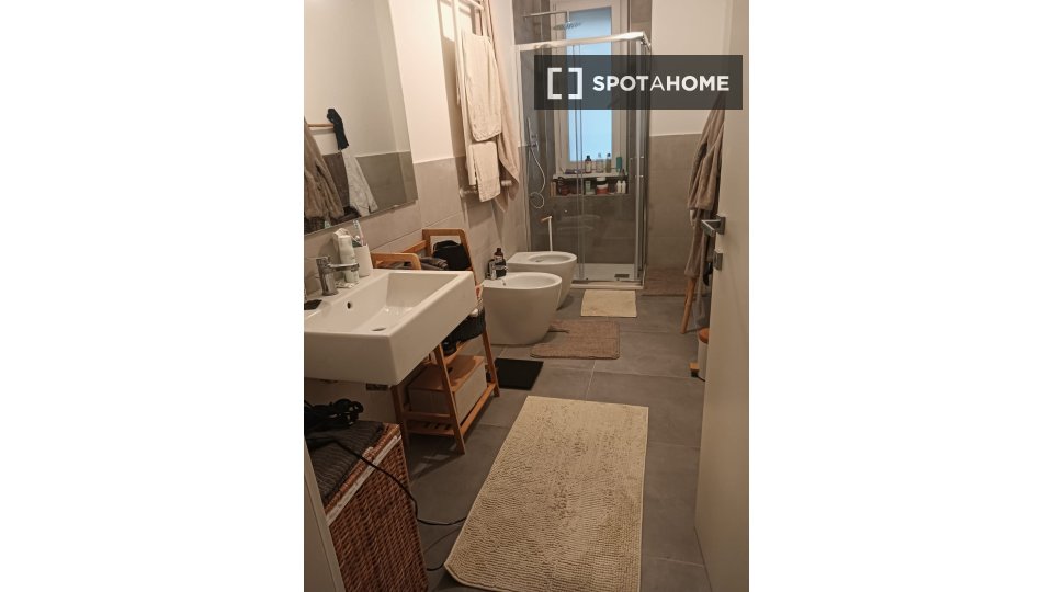 Immagine 12 di Camera condivisa in affitto  in Via Ippolito Nievo a Roma