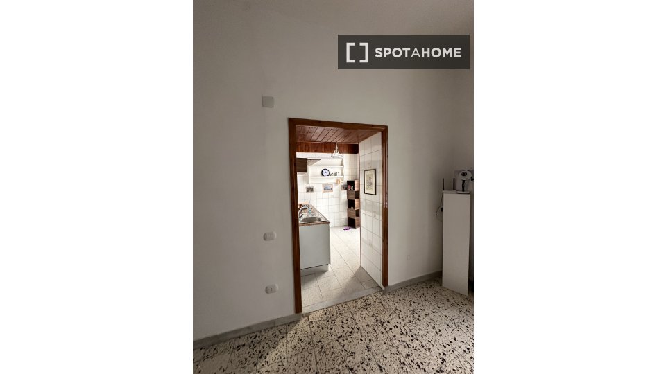 Immagine 13 di Camera condivisa in affitto  in V. Salvator Rosa a Napoli