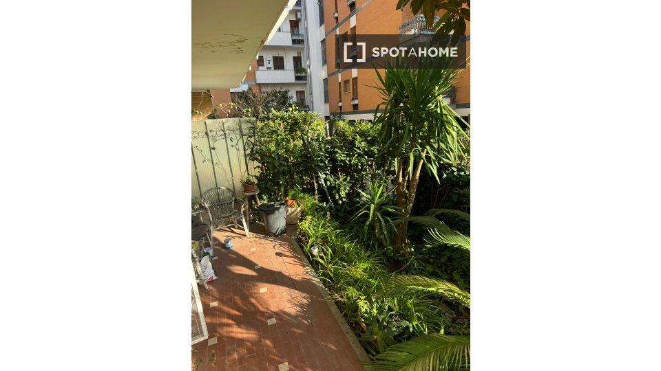 Immagine 14 di Camera condivisa in affitto  in Via Claudio Achillini a Roma