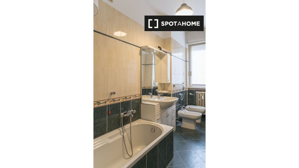 Immagine 17 di Camera condivisa in affitto  in Viale Campania a Milano