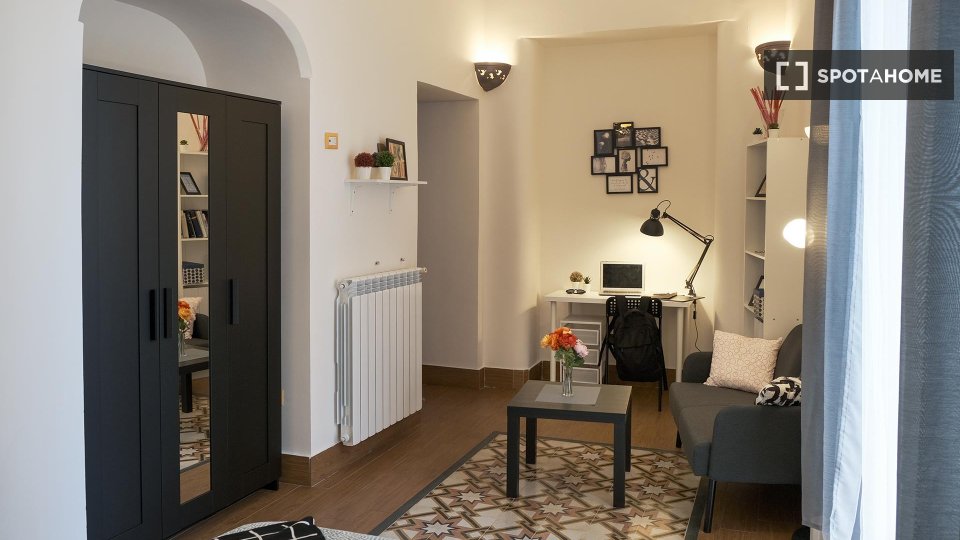 Immagine 16 di Camera condivisa in affitto  in Via Enrico Pessina n. a Napoli