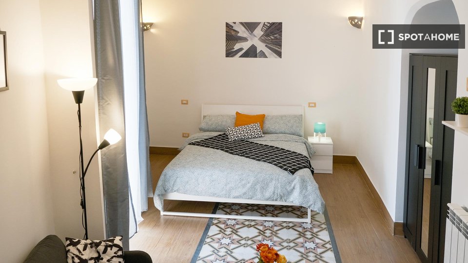 Immagine 15 di Camera condivisa in affitto  in Via Enrico Pessina n. a Napoli