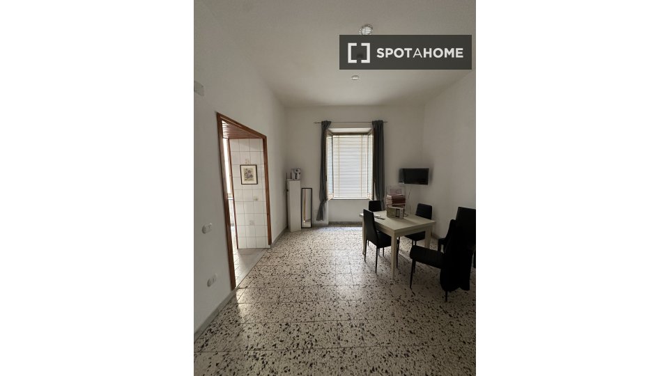 Immagine 5 di Camera condivisa in affitto  in V. Salvator Rosa a Napoli