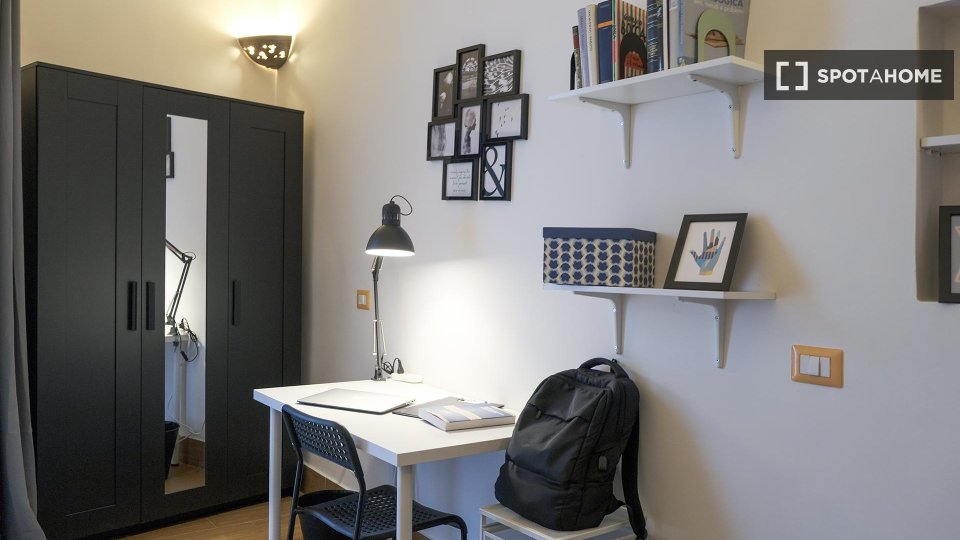 Immagine 3 di Camera condivisa in affitto  in Via Enrico Pessina n. a Napoli