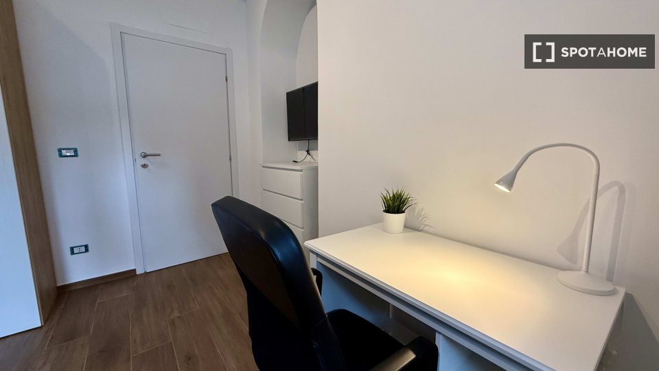 Immagine 17 di Camera condivisa in affitto  in Via Cesana a Torino