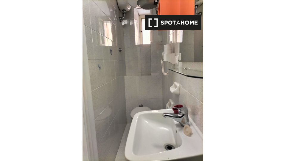 Immagine 14 di Camera condivisa in affitto  in Via Principe Amedeo a Roma