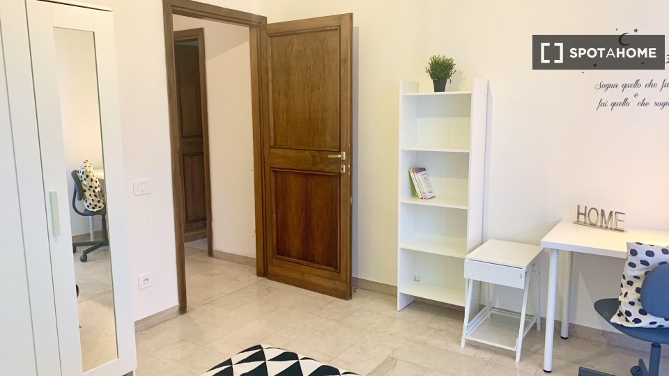 Immagine 2 di Camera condivisa in affitto  in VIALE F. REDI a Firenze