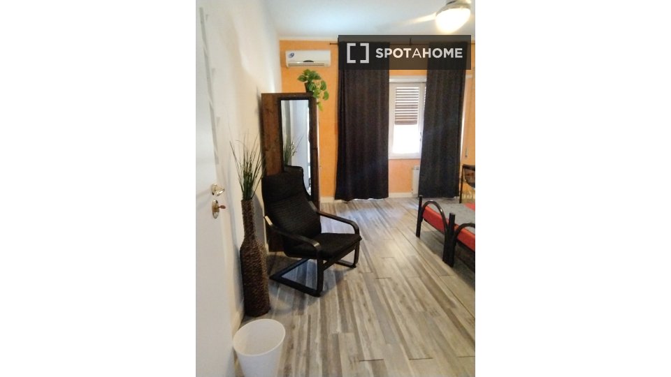 Immagine 3 di Camera condivisa in affitto  in V.le Leonardo da Vinci a Roma