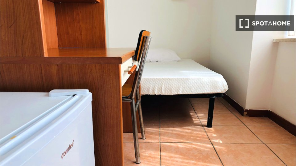 Immagine 3 di Camera condivisa in affitto  in Via Alessandro Brisse a Roma