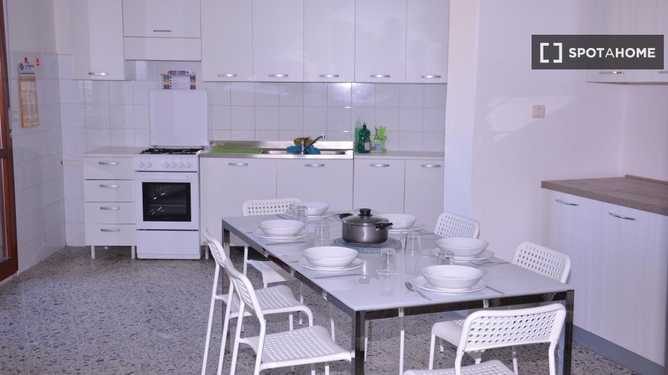 Immagine 4 di Camera condivisa in affitto  in Via Ingurtosu n a Cagliari