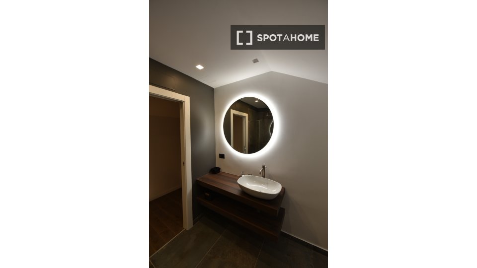 Immagine 10 di Camera condivisa in affitto  in Via S. Luca a Genova