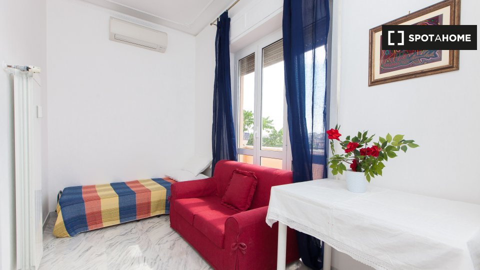 Immagine 16 di Appartamento in affitto  in Via Guido Guinizelli, 00152 Roma RM, Italy a Roma