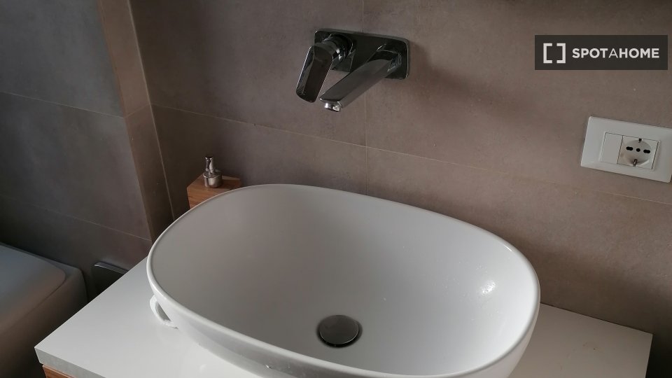 Immagine 10 di Camera condivisa in affitto  in Via dei Monti Lepini a Roma