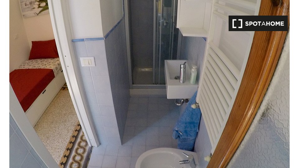 Immagine 11 di Camera condivisa in affitto  in Via Zara a Firenze