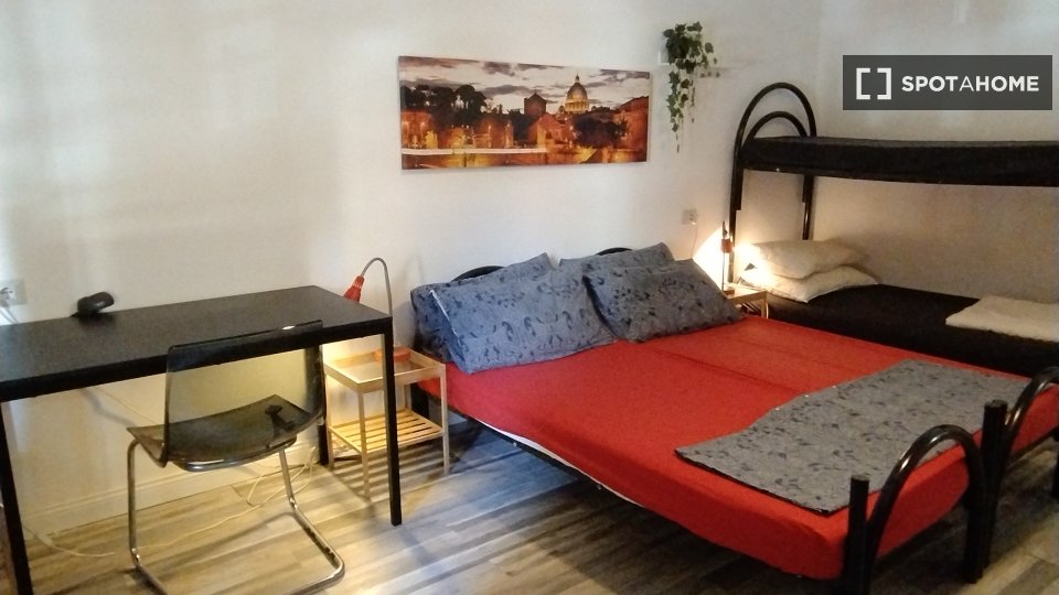 Immagine 2 di Camera condivisa in affitto  in V.le Leonardo da Vinci a Roma