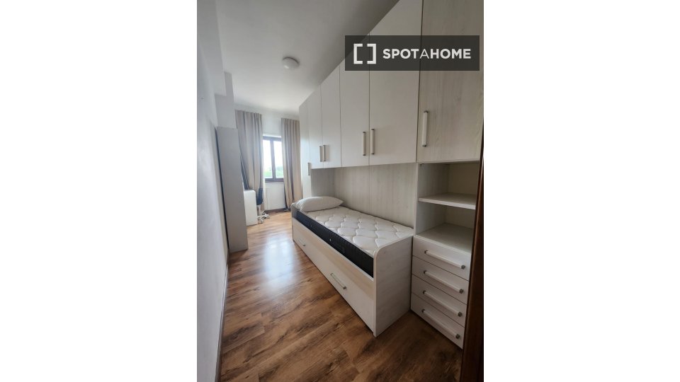 Immagine 4 di Camera condivisa in affitto  in Largo Luigi Antonelli a Roma