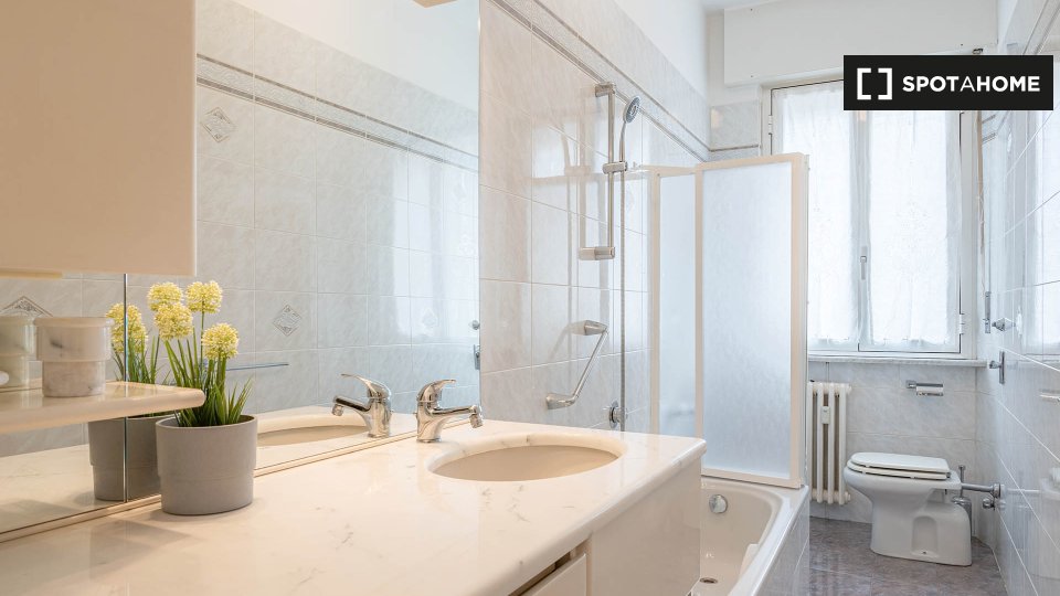 Immagine 16 di Camera condivisa in affitto  in Via Angera a Milano