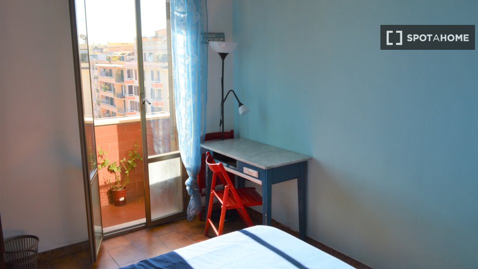 Immagine 4 di Camera condivisa in affitto  in Via Sinuessa a Roma