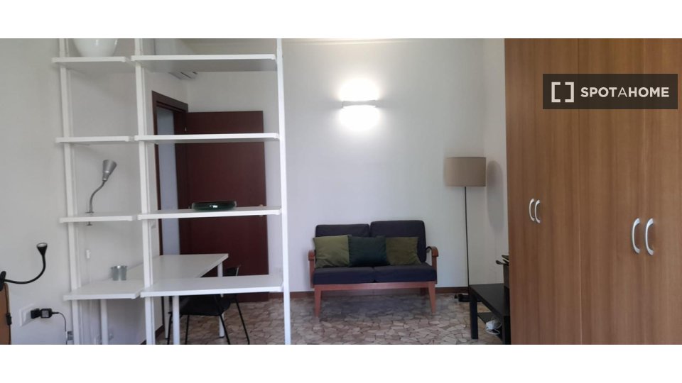 Immagine 19 di Ufficio in affitto  in Via Giambellino a Milano