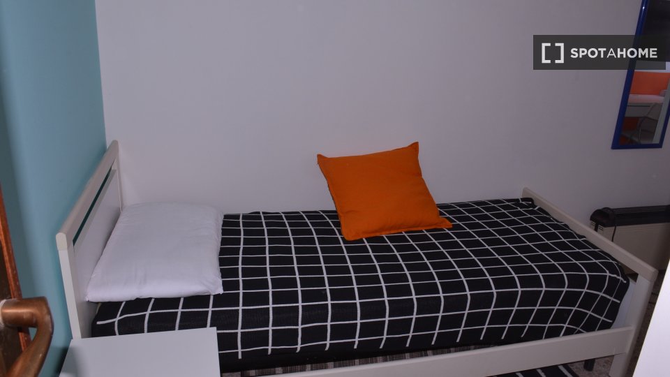 Immagine 15 di Camera condivisa in affitto  in Via dei Giudicati n a Cagliari