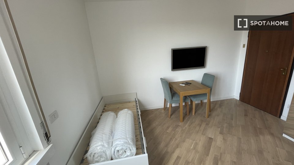 Immagine 7 di Ufficio in affitto  in Via Giambellino a Milano