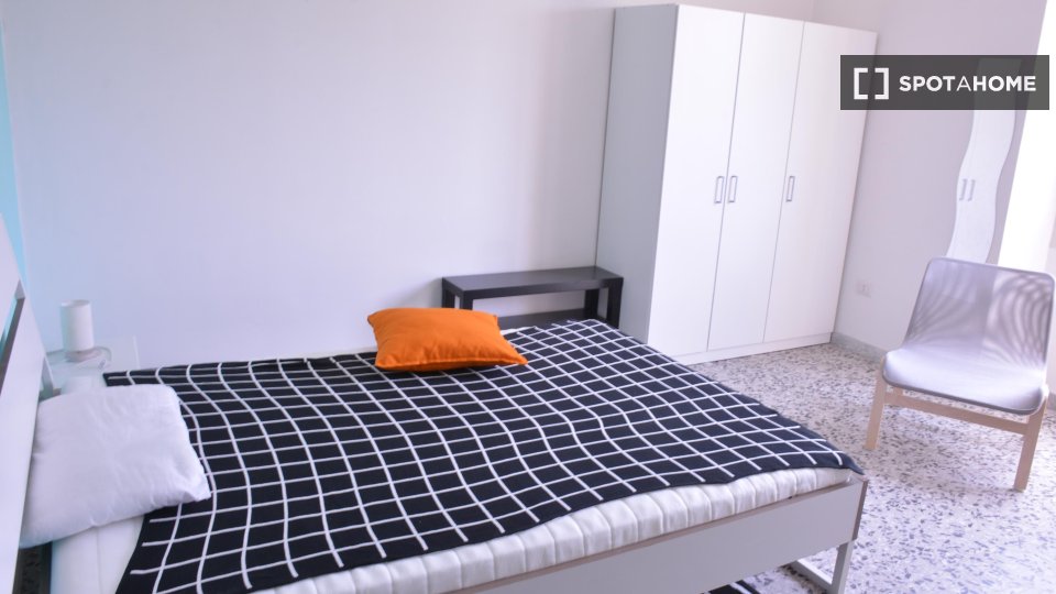 Immagine 1 di Camera condivisa in affitto  in Via dei Giudicati n a Cagliari